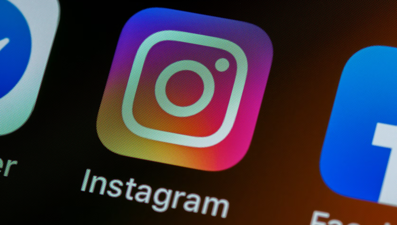 An Instagram app icon is shown on a screen.