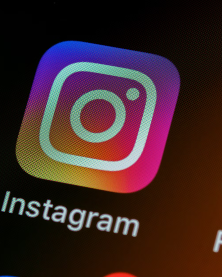 An Instagram app icon is shown on a screen.